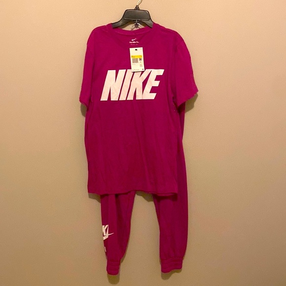 NWT 🌺 Nike Cranberry Pink T-shirt Size Small but fits like a Medium Retail $25 - Picture 2 of 6
